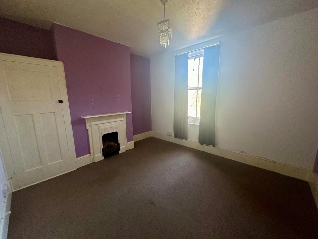 Lot: 88 - FREEHOLD BLOCK OF TWO LARGE THREE-BEDROOM FLATS - Maisonette bedroom one